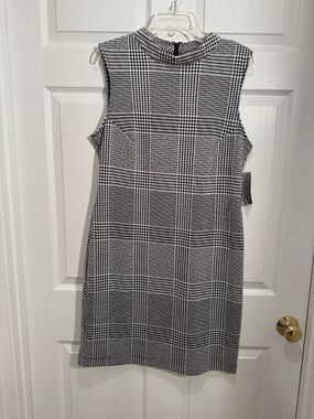 Sharagano New w Tag, Black & White Sleeveless Shift Dress with stretch